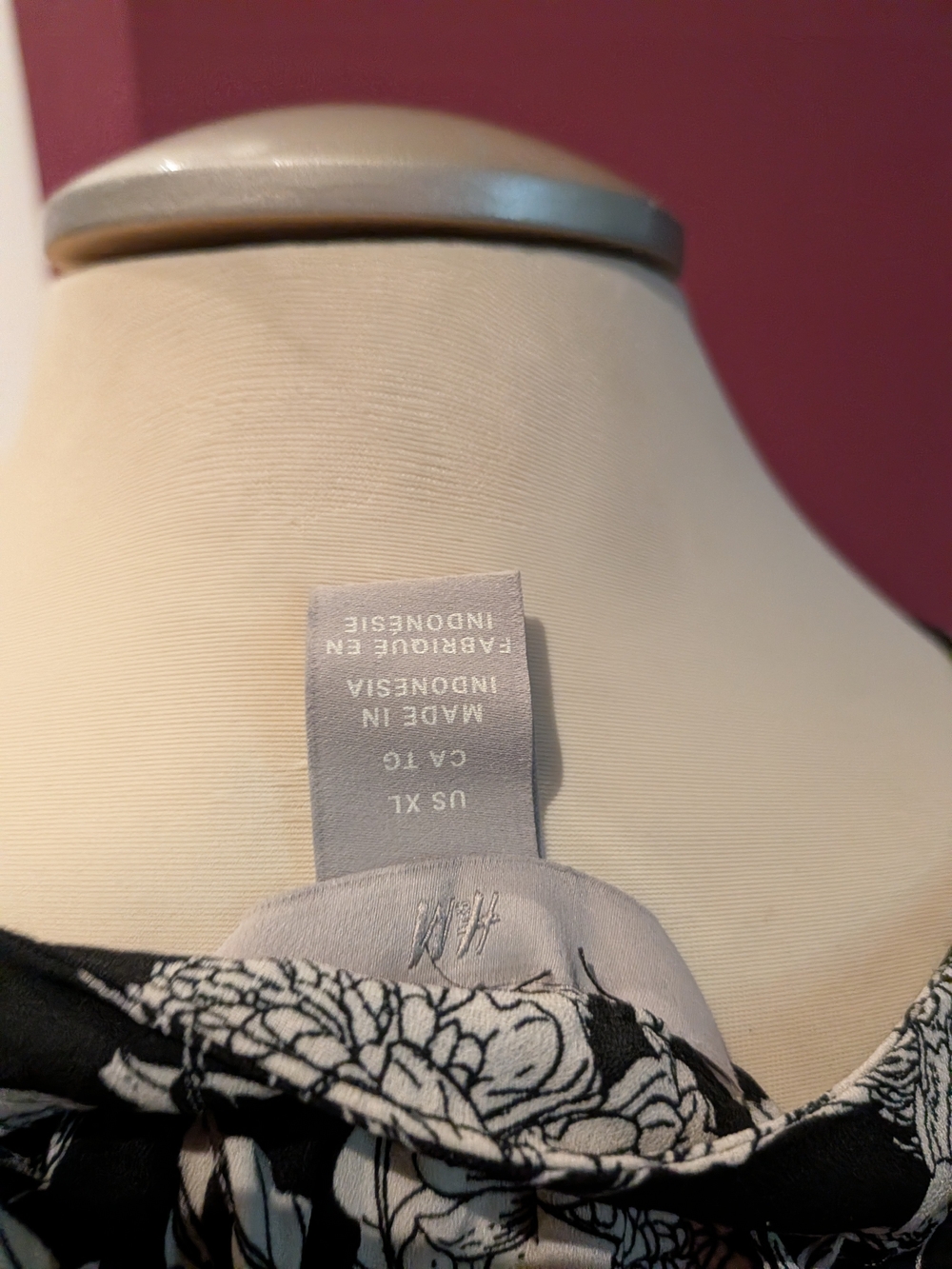 2/$15 H&M Black and White Floral Short-Sleeve Blouse - Picture 5 of 6